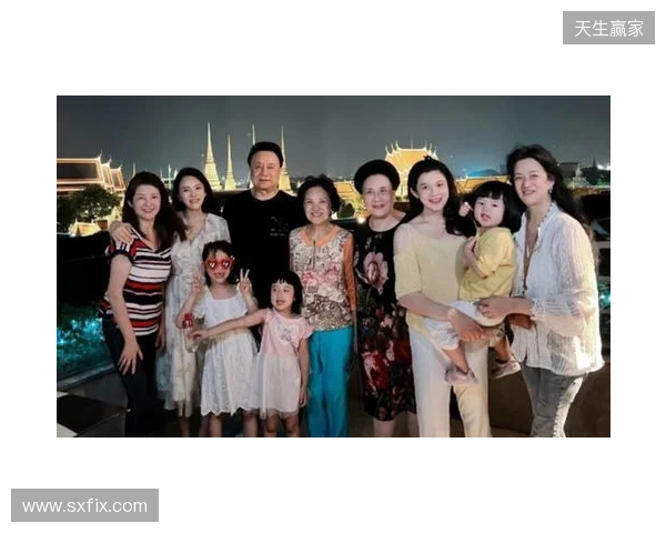 安东内拉晒一家人同美职联奖杯合照:恭喜亲爱的,我们爱你 安东内拉晒一家人同美职联奖杯合照:恭喜亲爱的,我们爱你